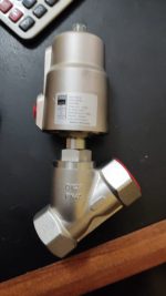 ⁦"1 Pneumatic Stainless Steel Angle Seat Threaded End Valve⁩ - الصورة ⁦3⁩