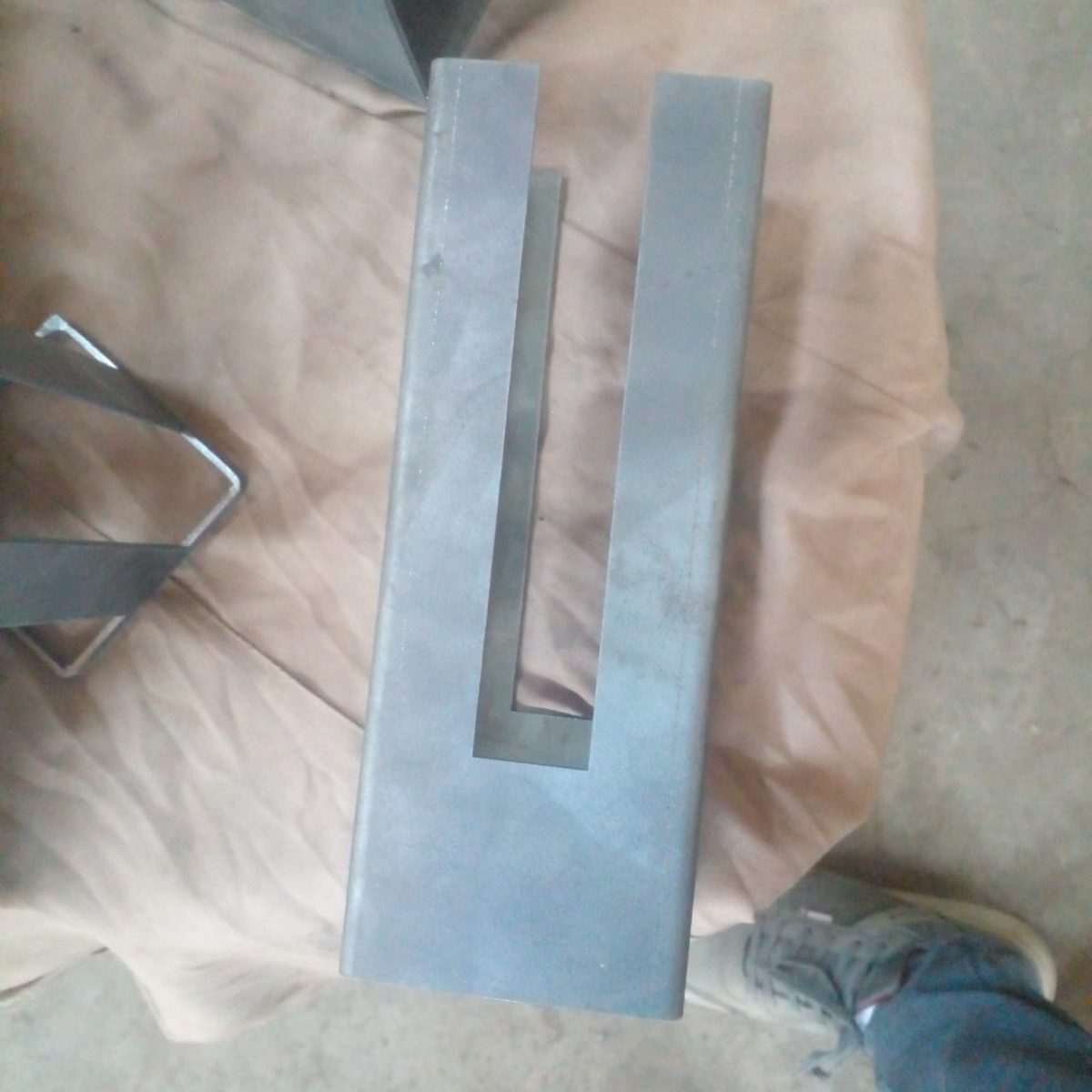 ⁦special steel support square 7.5  mm wall 2 mm L 20 cm<p> حامل حديد مربع مخصوص 7.5 سمك 2مم طول 20سم⁩ - الصورة ⁦2⁩