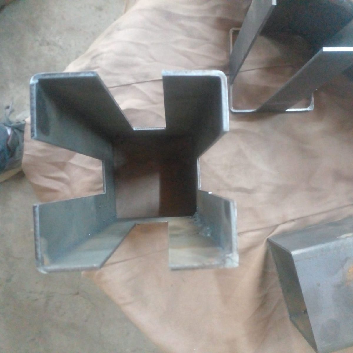 ⁦special steel support square 7.5  mm wall 2 mm L 20 cm<p> حامل حديد مربع مخصوص 7.5 سمك 2مم طول 20سم⁩ - الصورة ⁦3⁩