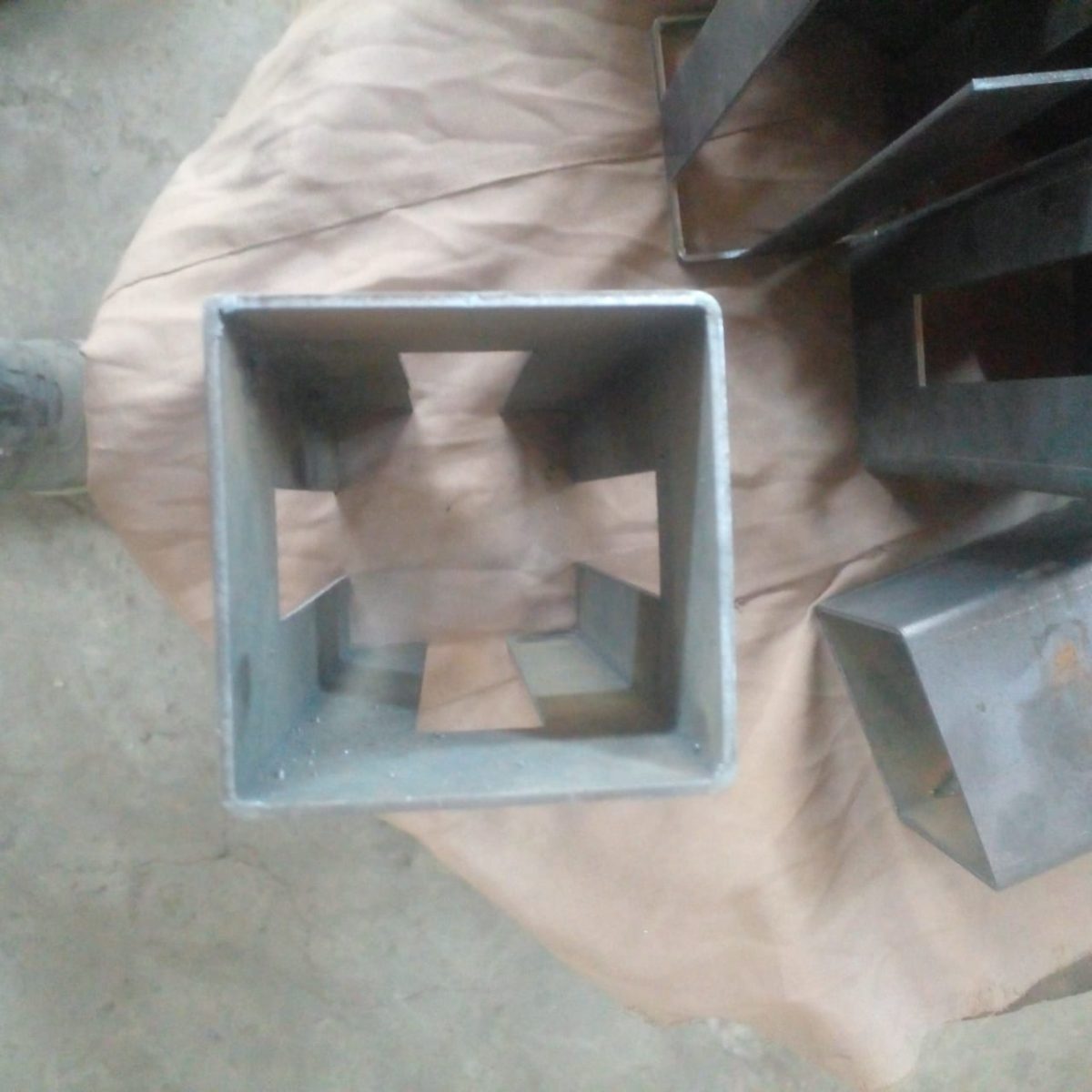 ⁦special steel support square 7.5  mm wall 2 mm L 20 cm<p> حامل حديد مربع مخصوص 7.5 سمك 2مم طول 20سم⁩ - الصورة ⁦4⁩